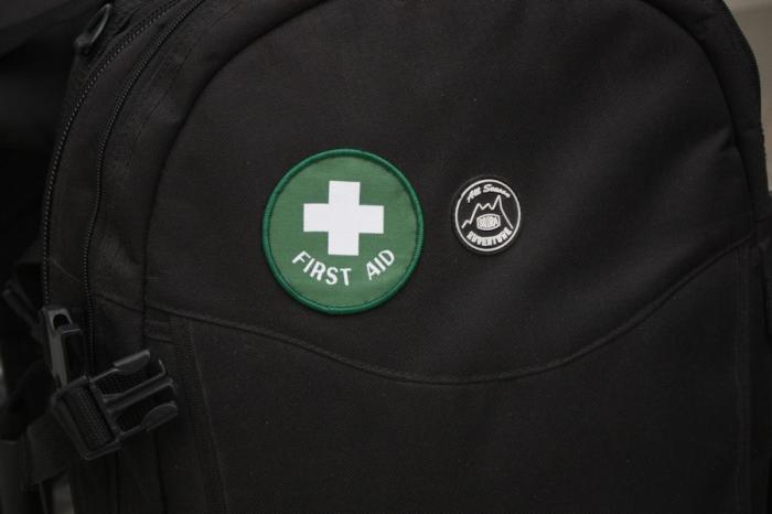 Tygmärke första hjälpen - FIRST AID